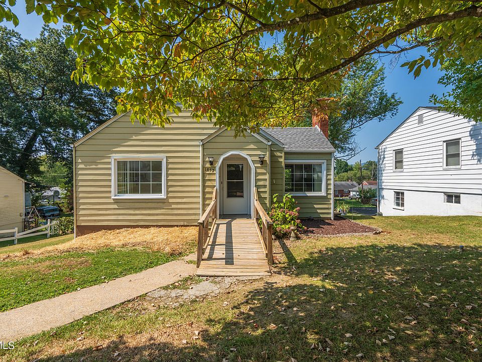 1st image of 1852 Oakwood Dr