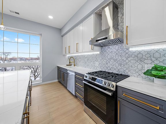 4th image of 5830 N Lincoln Ave #2S