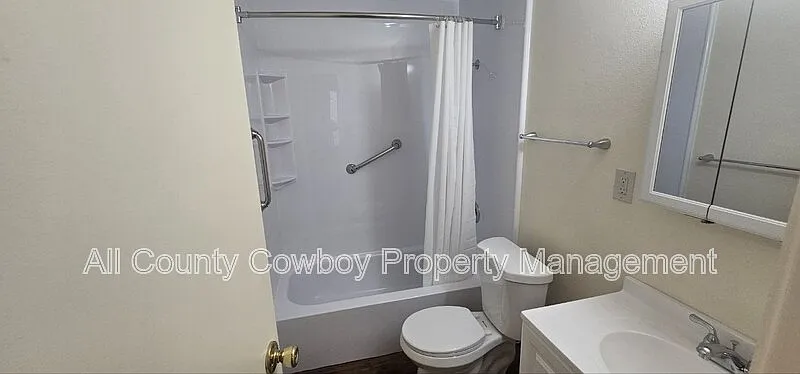2 bed, 1.0 bath, 900 sqft, $1,350 — Photo 4