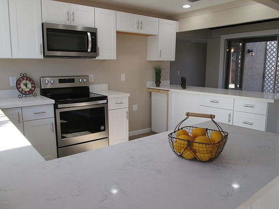 3rd image of 922 S Roslyn Pl