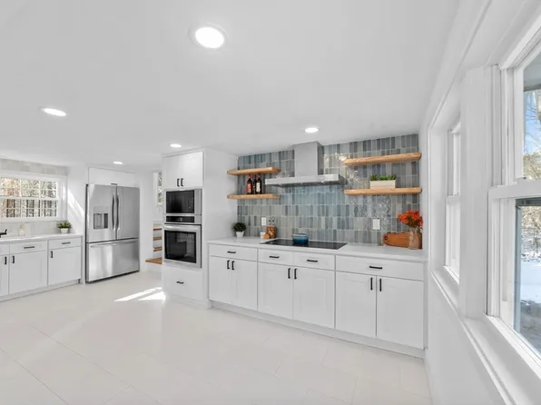 44 Abington St, Hingham, MA 02043