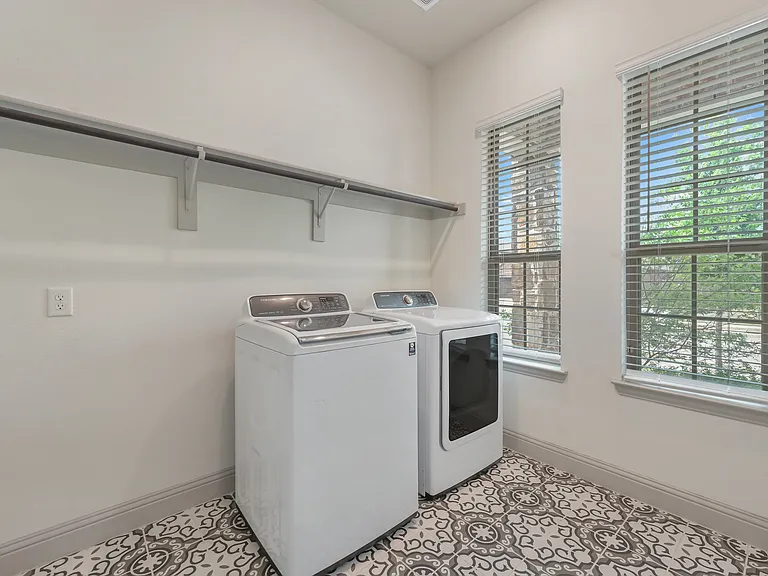 3208 Heathrow Rd — Photo 8