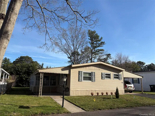 525/207 Riverleigh Avenue #207, Riverhead, NY 11901