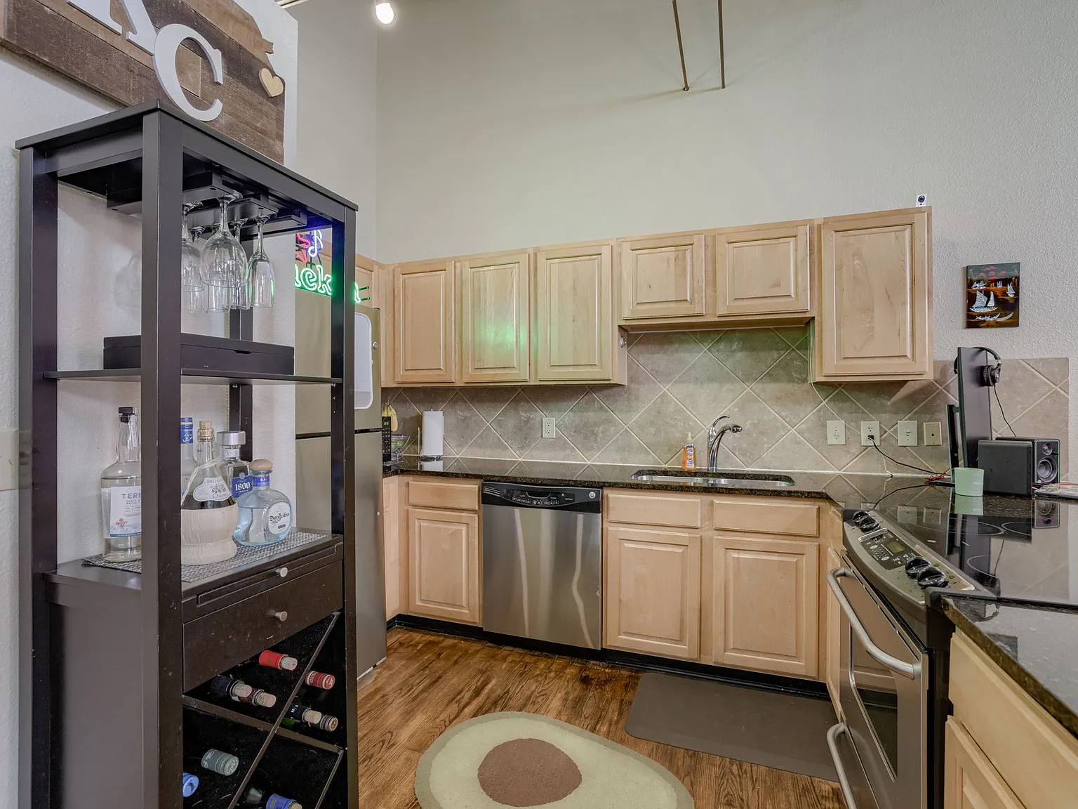 1 bed, 725 sqft, $1,400 — Photo 4