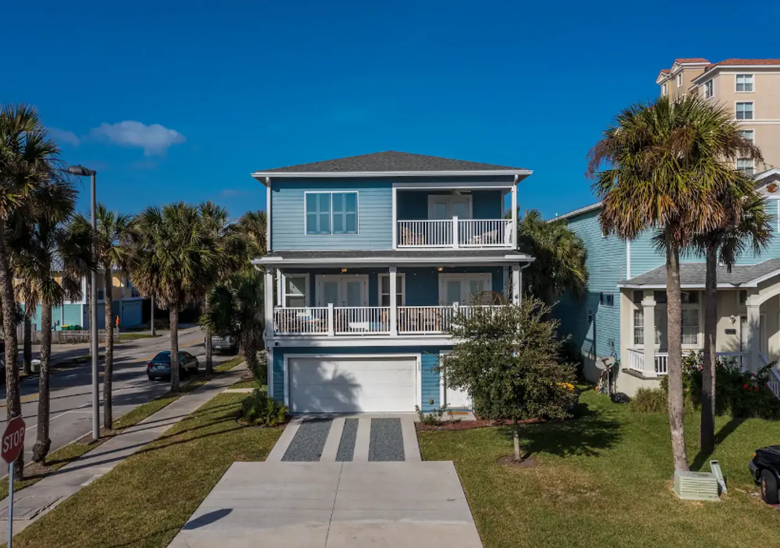 Luxury Beachside Living with Ocean Views & Private Elevator. 4 Bed/3.5 Bath With 2 Car Garage. Pe... — Photo 4