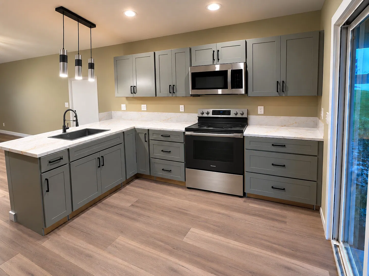 2 bed, 884 sqft, $3,100 — Photo 2