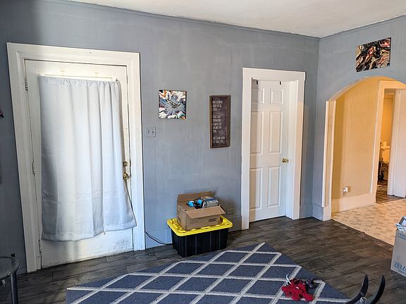 4th image of 606 S Washington St