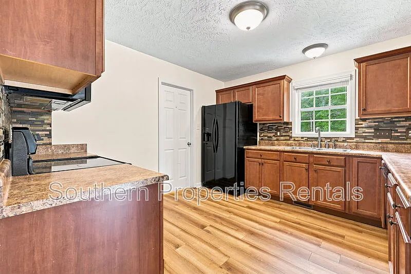 3 bed, 2.5 bath, 2171 sqft, $2,100 — Photo 2