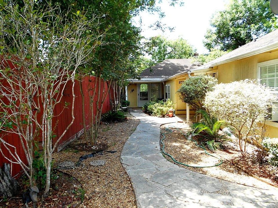 Unit 880 is in the rear, you have a nice small front porch that comes with a bistro set.
