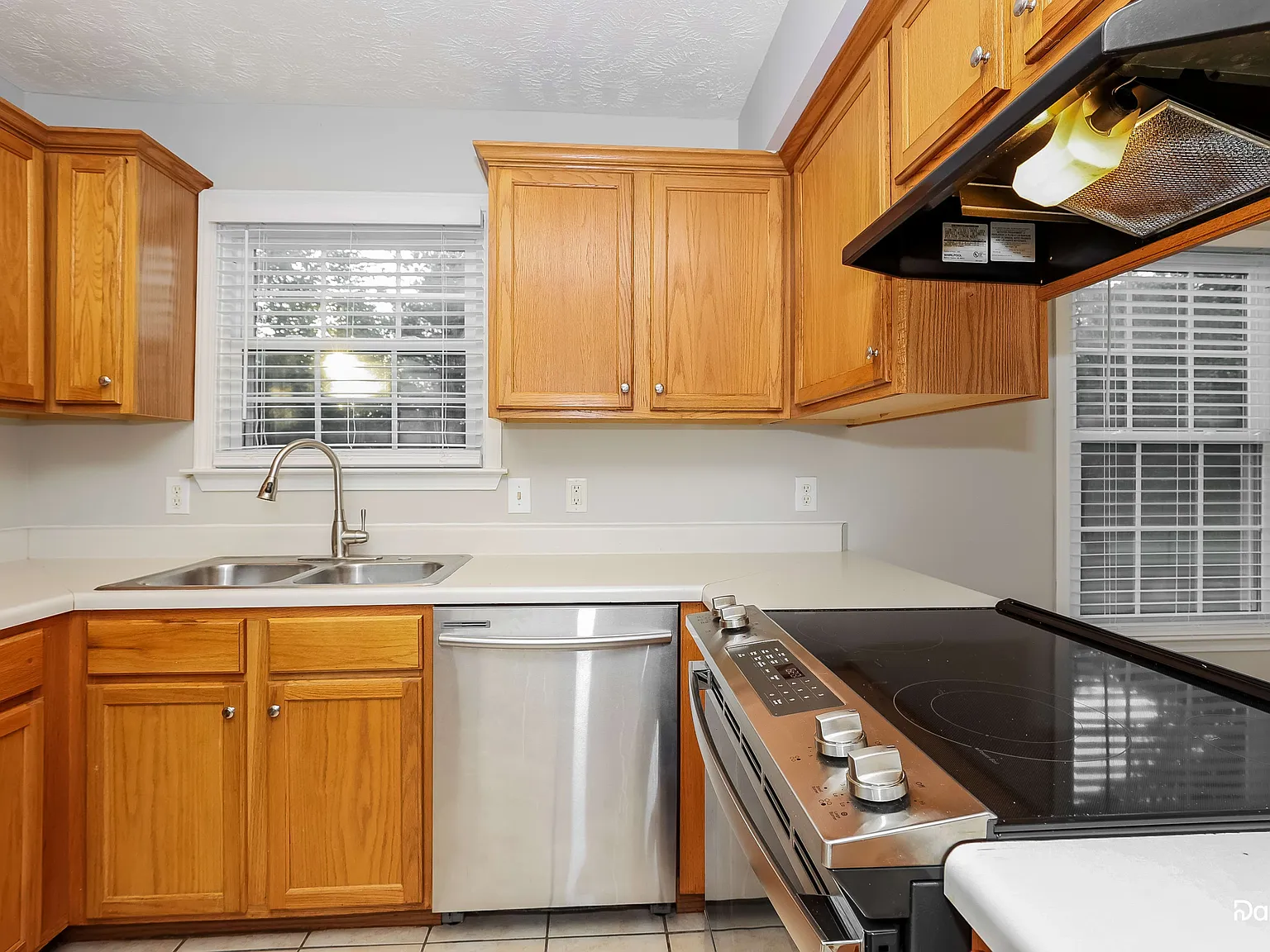 3 bed, 2.5 bath, 1916 sqft, $2,085 — Photo 4