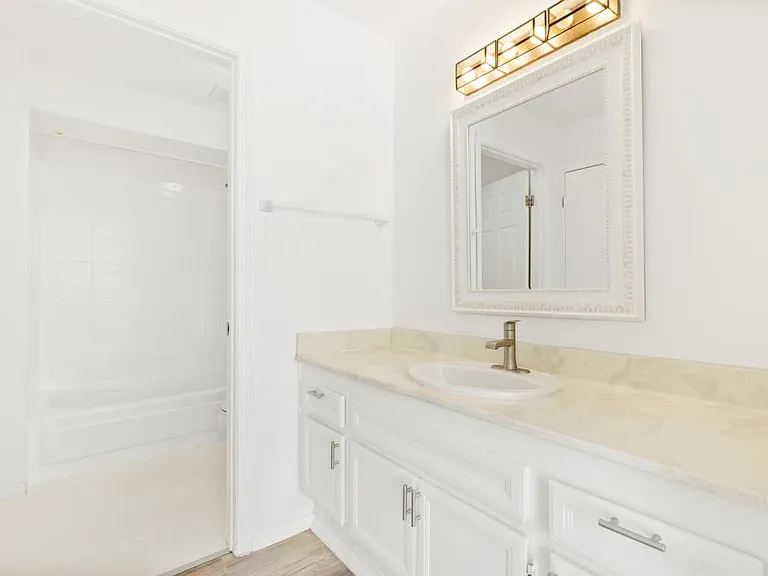 1040 E Washington Ave — Photo 23