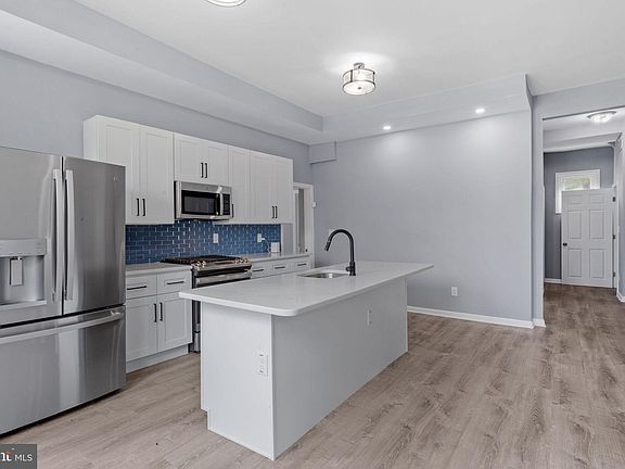 4th image of 406 Derousse Ave