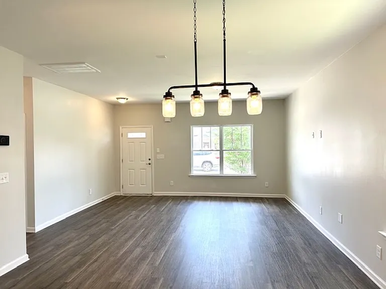 318 Carson Ct — Photo 4