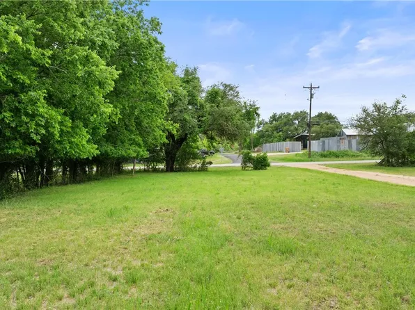 306 W Pecan Dr, Johnson City, TX 78636