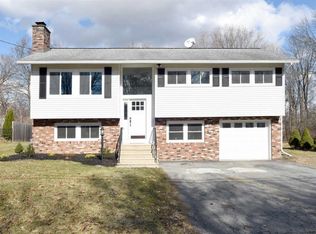 16 Thornberry Dr, Glens Falls, NY 12801