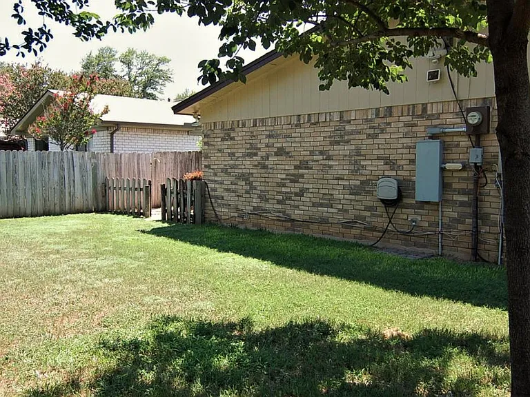 2619 Creekview Dr — Photo 20