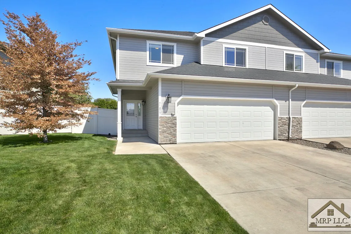 3 bed, 2.5 bath, 1690 sqft, $1,975 — Photo 1