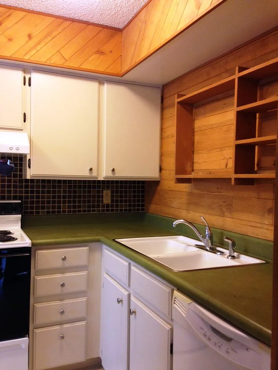 Cozy Retro Kitchen - 1705 Heatheridge Rd