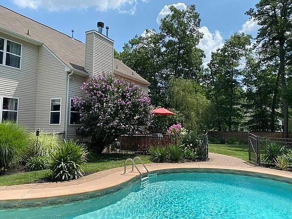 Pic of pool and yard