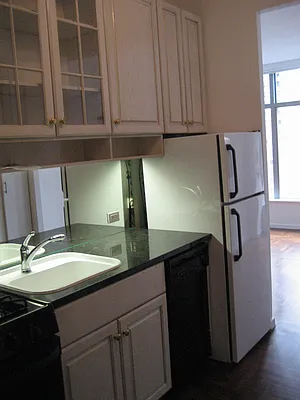 Rented by City Connections Realty | media 15