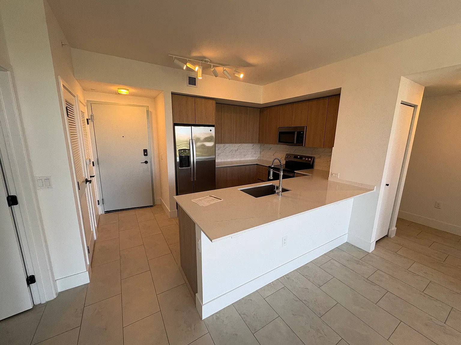 NE 181st St, North Miami Beach — Photo 1