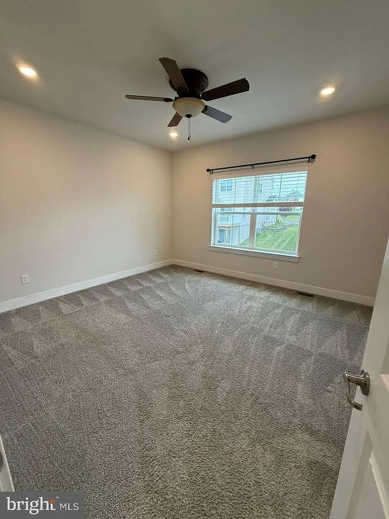 3 bed, 2.5 bath, 2450 sqft, $3,495 — Photo 3