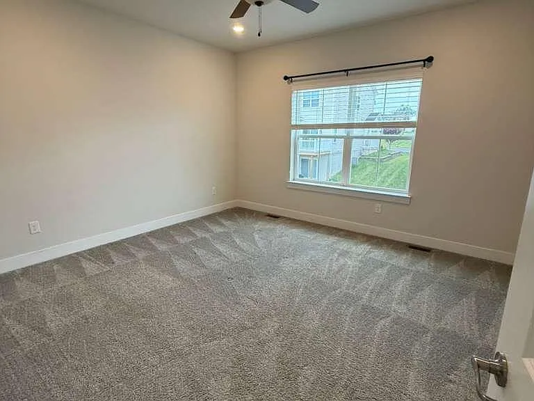704 Peony Ln — Photo 3
