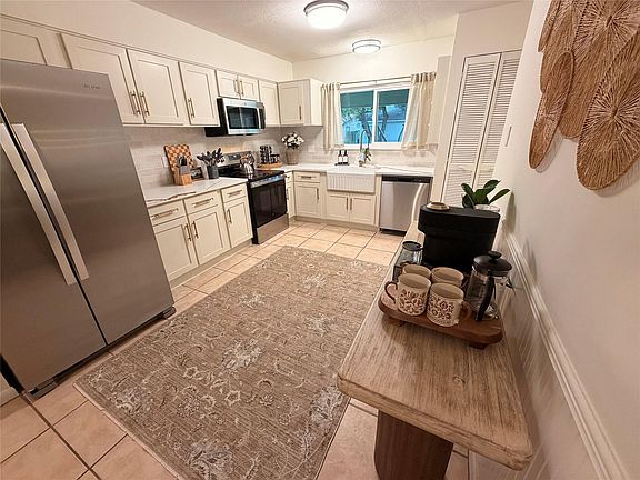 3rd image of 1 Laurel Oak Pl