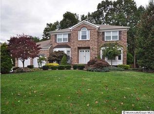 8 Iroquois Dr, Manalapan, NJ 07726