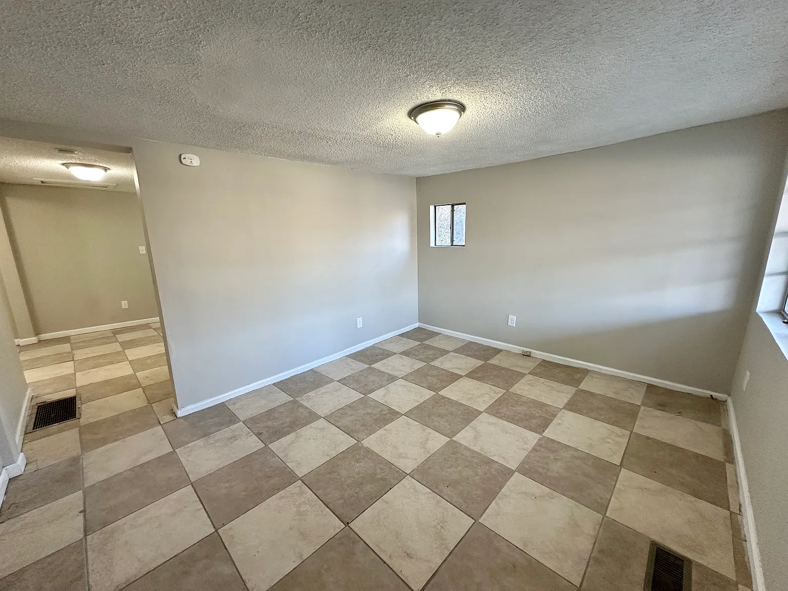 4 bed, 1146 sqft, $1,000 — Photo 2