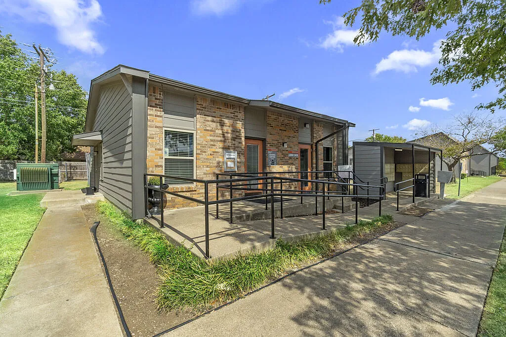 Cleburne Plaza — Photo 1