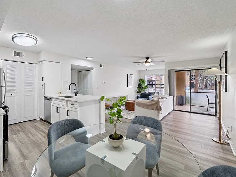 Oasis Naples Apartments — Photo 5