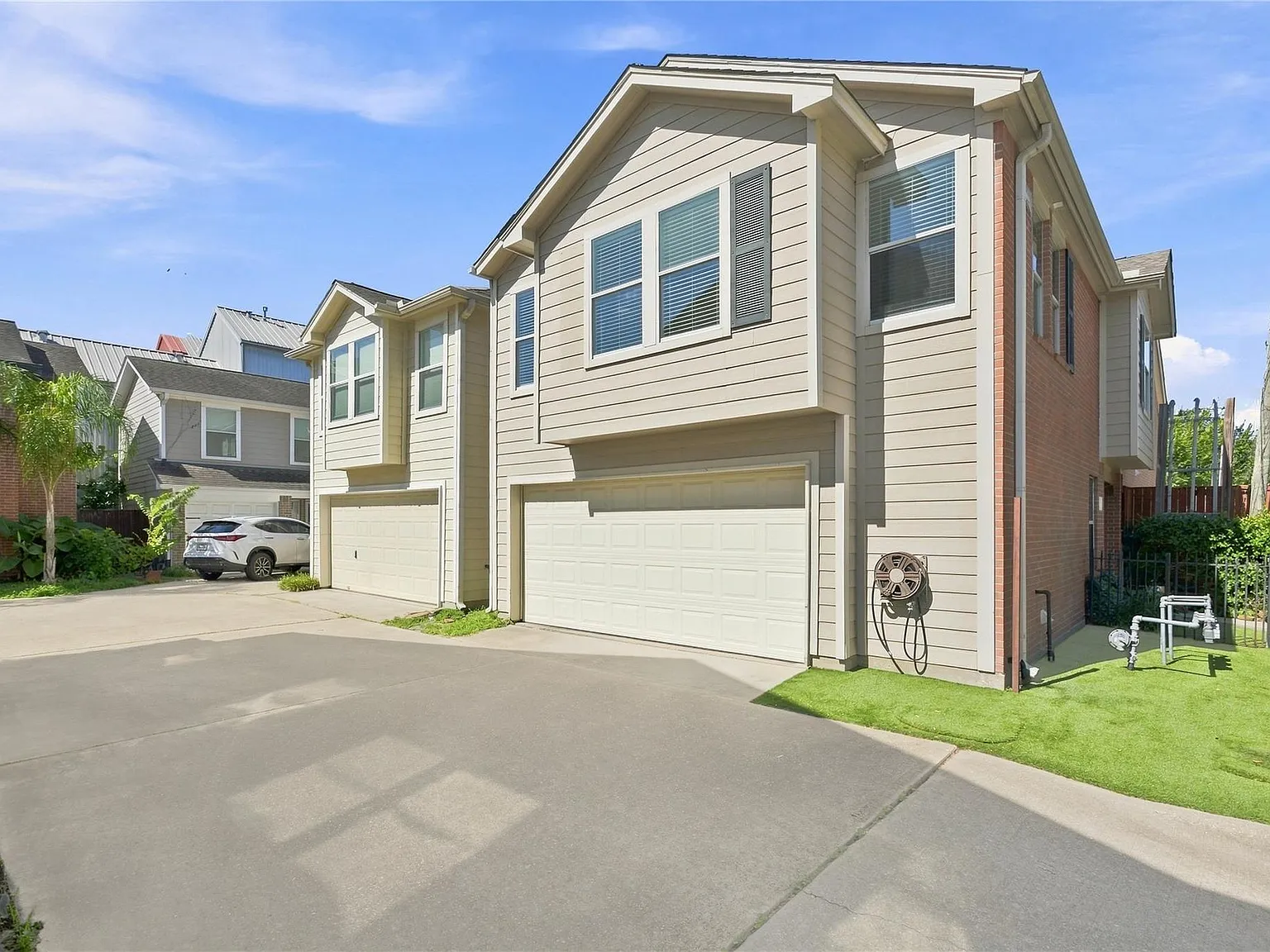 3 bed, 2.5 bath, 1341 sqft, $2,200 — Photo 3