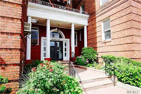 Sold by Remax City Square | media 6