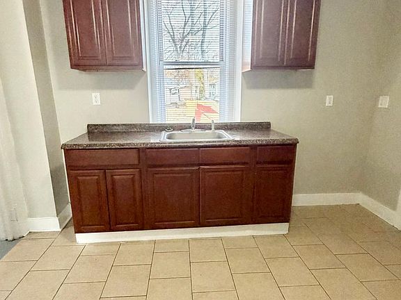 3rd image of 465 Tampa St