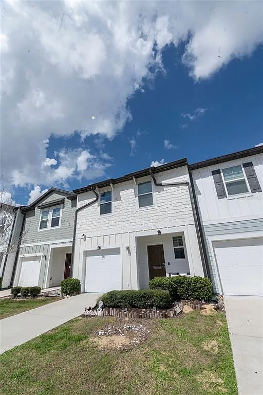3 bed, 2.5 bath, 1404 sqft, $1,800 — Photo 3
