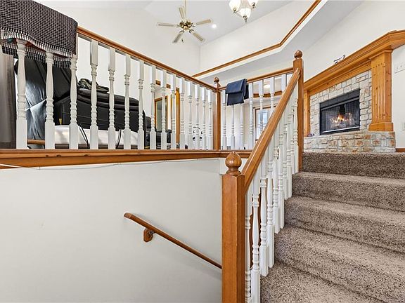 4th image of 821 NE Michael Dr