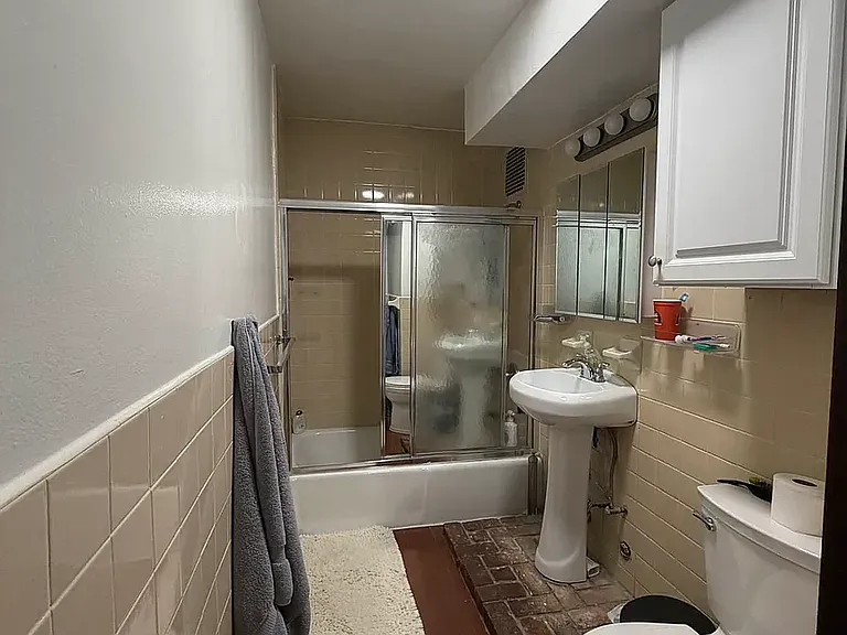 343 E 9th St #1R — Photo 5