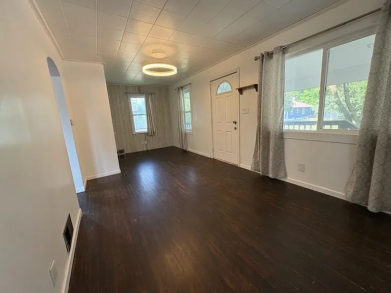 950 N Somers Ave — Photo 2