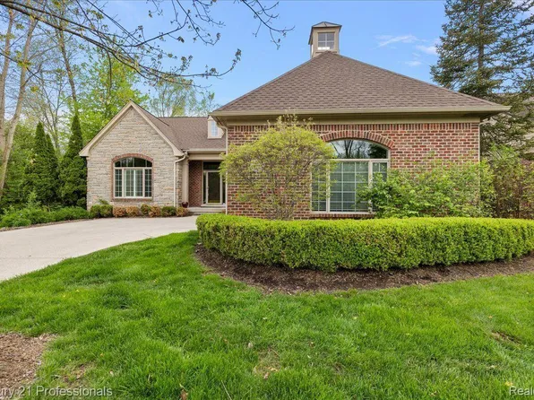 4735 Oakhurst Ridge Rd, Clarkston, MI 48348