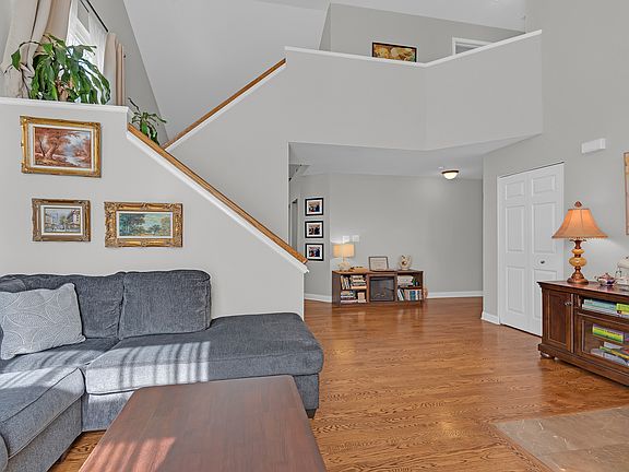 3rd image of 585 Marseilles Cir