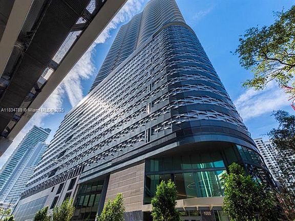 3rd image of 1000 Brickell Plz #3204