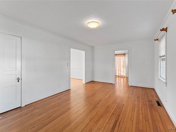 5th image of 818 Essex St