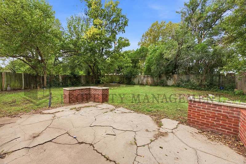 3 bed, 2.0 bath, 1489 sqft, $1,295 — Photo 2