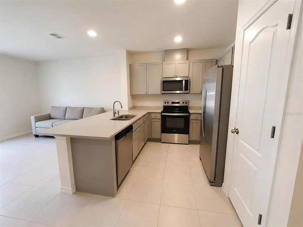 3 bed, 2.5 bath, 1464 sqft, $1,790 — Photo 2