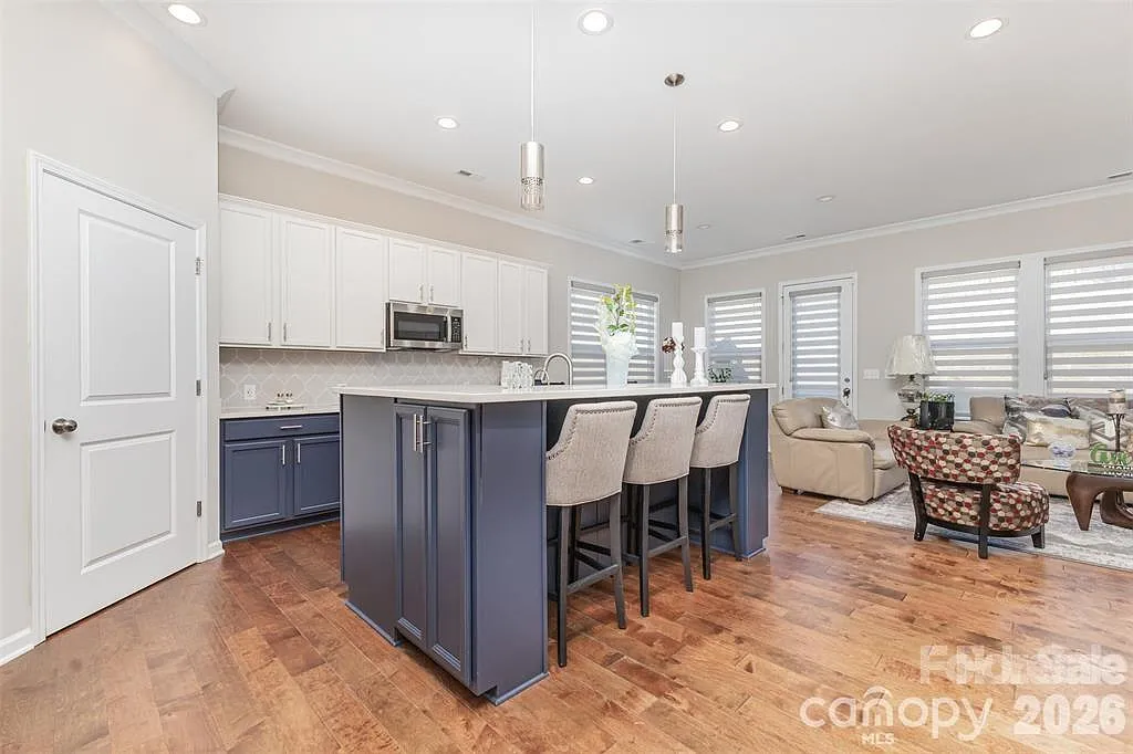 4 bed, 2.5 bath, 2415 sqft, $3,000 — Photo 4