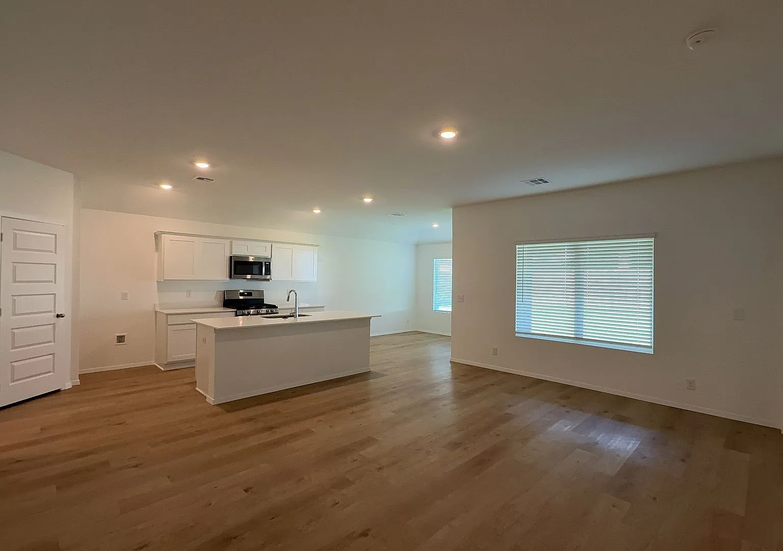Beautiful new construction 4/2/3 home in Broken Arrow offering a contemporary open floor plan! — Photo 3