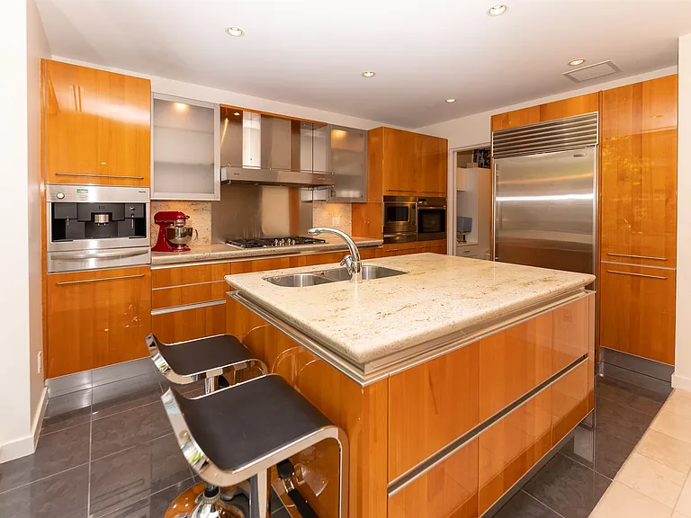 1163 Cordova St W — Photo 5