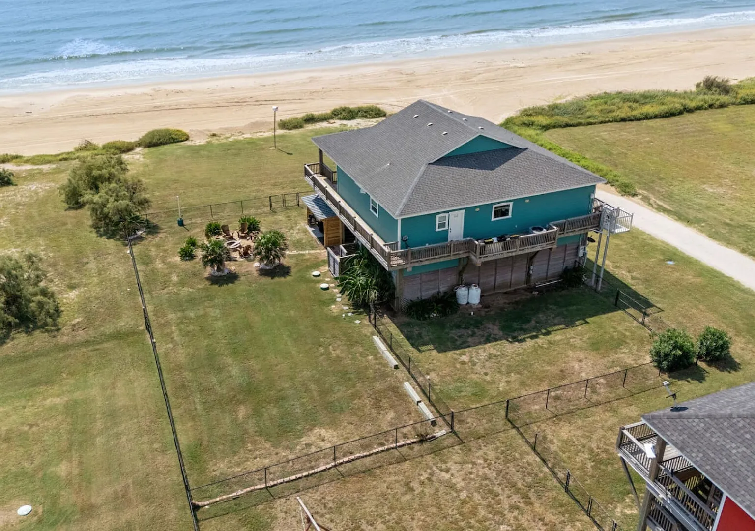 Beachfront Fire Pit Gourmet Kitchen Views — Photo 3