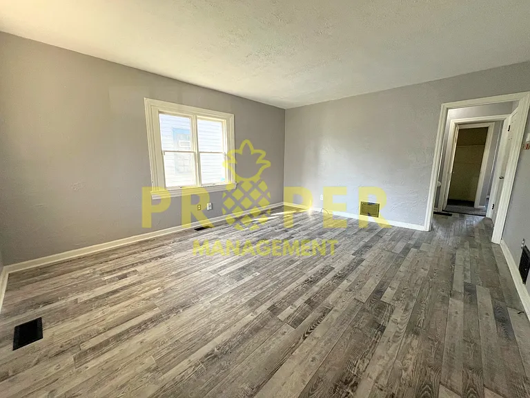 4037 Old Riverside Dr — Photo 3